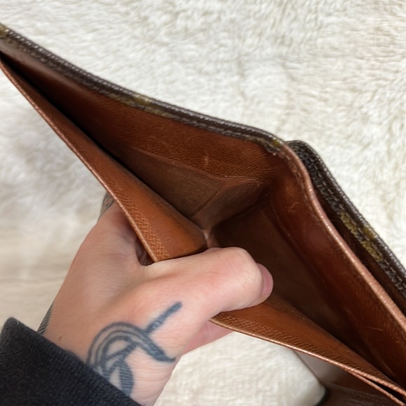 Auth. LOUIS VUITTON Monogrammed Authentic Wallet - Picture 11 of 11